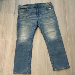 American Eagle Outfitters Lightwash Relaxed Straight Jeans